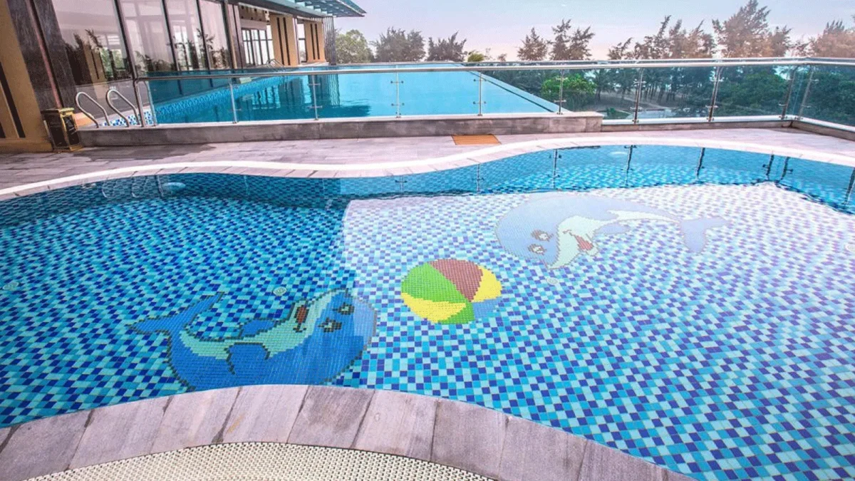 Nhân viên khách sạn phục vụ nhiệt tình, luôn làm hài lòng du khách.