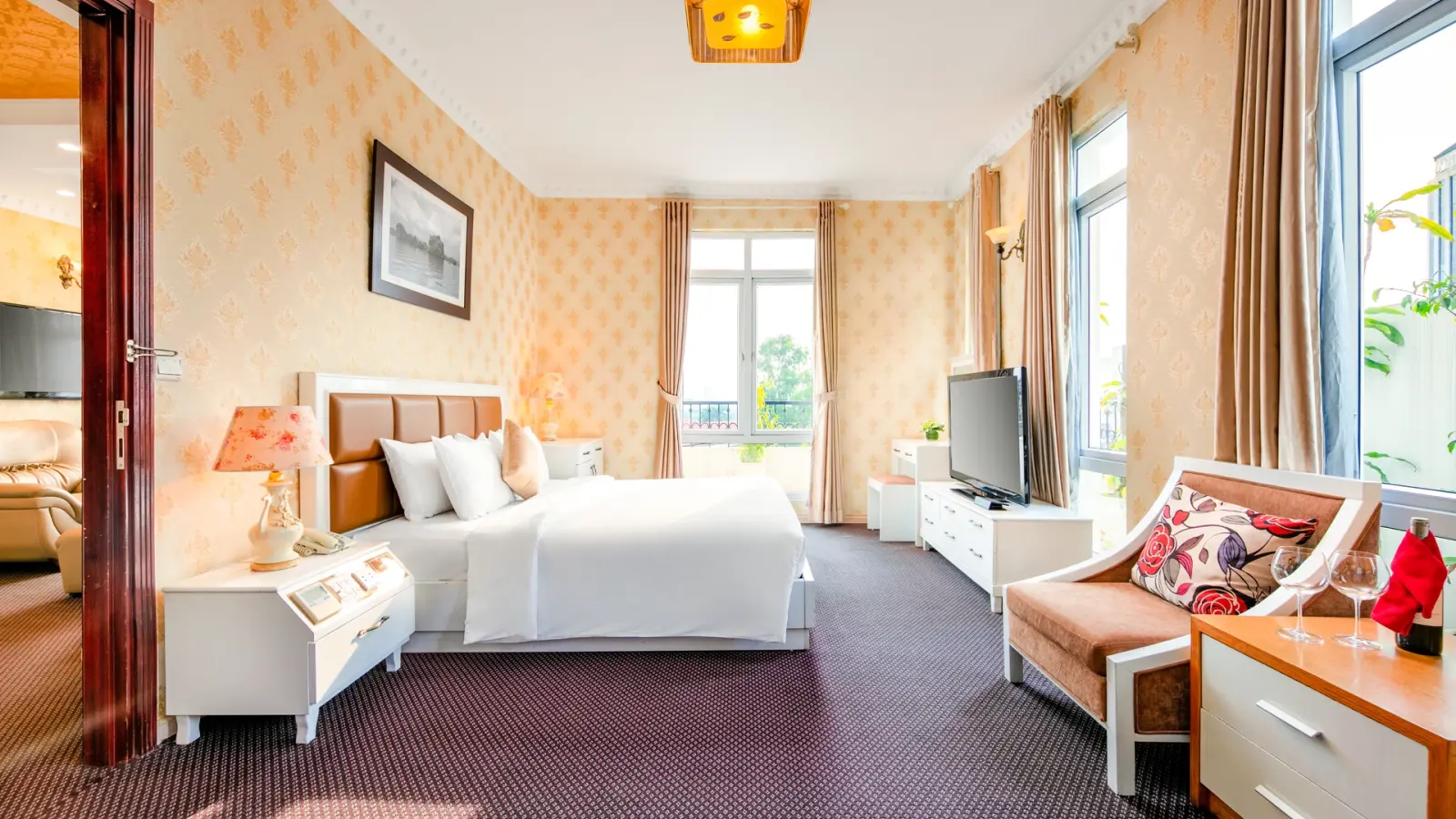 Hồ bơi tại Khách Sạn Calvin, nơi bạn có thể thư giãn và tận hưởng không gian trong lành.