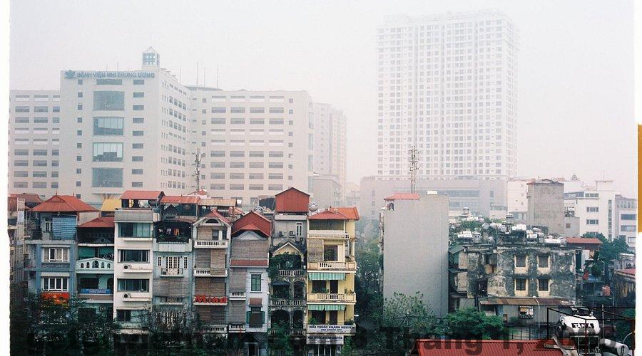 Một góc phòng ngủ tại Tofu's House với nội thất hiện đại và gọn gàng, tạo cảm giác ấm cúng, phù hợp cho một kỳ nghỉ thư giãn.