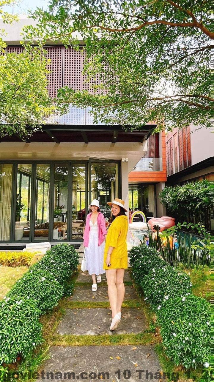 Không gian phòng khách rộng rãi tại villa Flamingo Đại Lải, phù hợp sinh hoạt nhóm đông