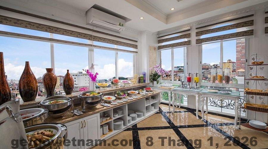 Phòng ngủ The Silk Grand Premium Hotel & Spa phong cách cổ điển, nội thất gỗ, tông màu trầm