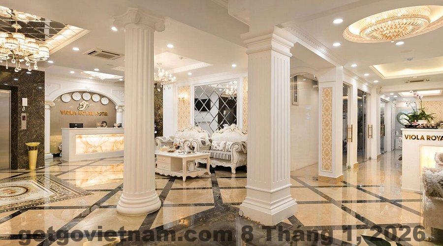 Khu vực xung quanh The Silk Grand Premium Hotel & Spa đông đúc, nhộn nhịp về đêm tại phố cổ Hà Nội