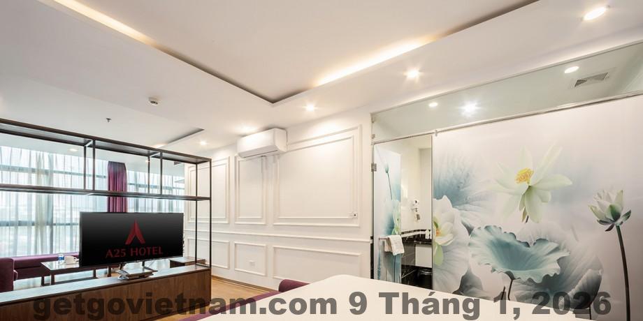 Phòng ngủ tại Bounty Hotel thiết kế đơn giản, giường lớn, ánh sáng ổn