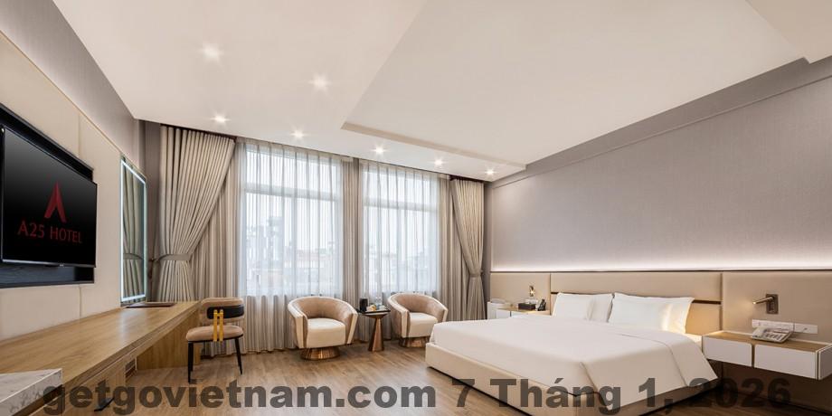 Phòng VIP tại A25 Luxury Hotel 705 Lạc Long Quân với nội thất hiện đại và giường lớn