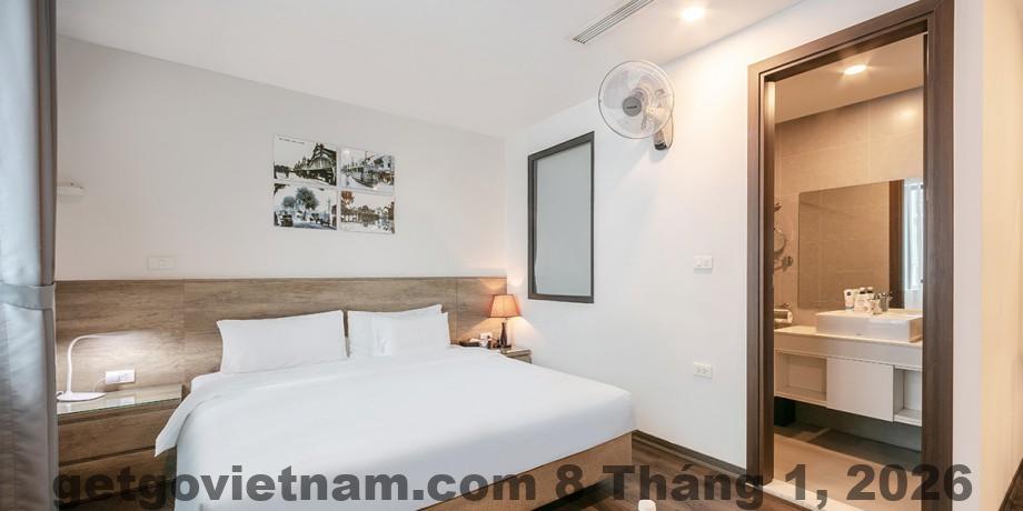 Phòng VIP tại A25 Hotel Hoàng Đạo Thúy 2 với diện tích rộng hơn và nội thất nhỉnh hơn phòng tiêu chuẩn