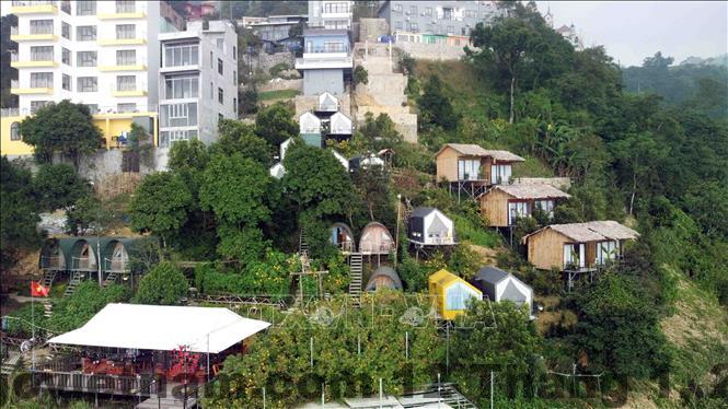 Phòng nghỉ Khách sạn Anh Đào Tam Đảo với nội thất cơ bản, cửa sổ lớn và ánh sáng tự nhiên