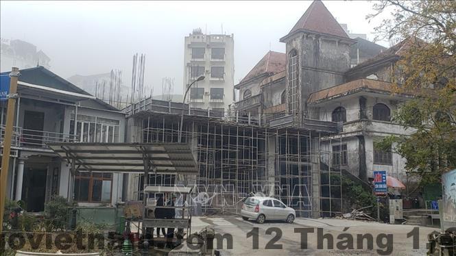 Hồ bơi ngoài trời Khách sạn Anh Đào Tam Đảo với view núi và không gian thoáng