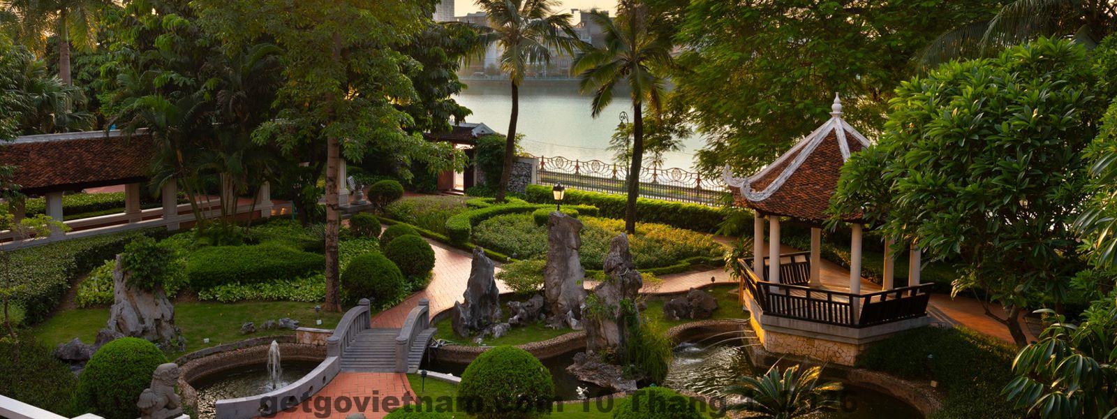 Khuôn viên ven hồ của Sheraton Hanoi Hotel