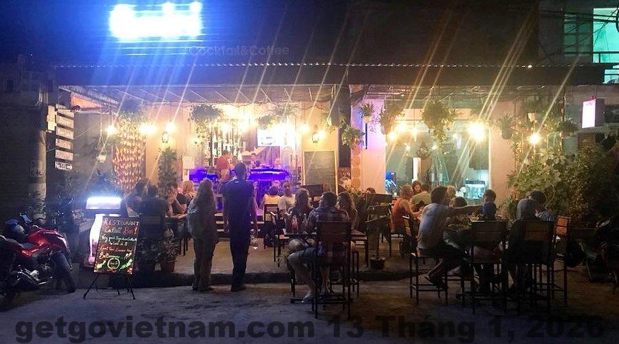 Một buổi tối ấm cúng tại Quiri Hotel, không gian thư giãn lý tưởng sau một ngày dài tham quan đảo.