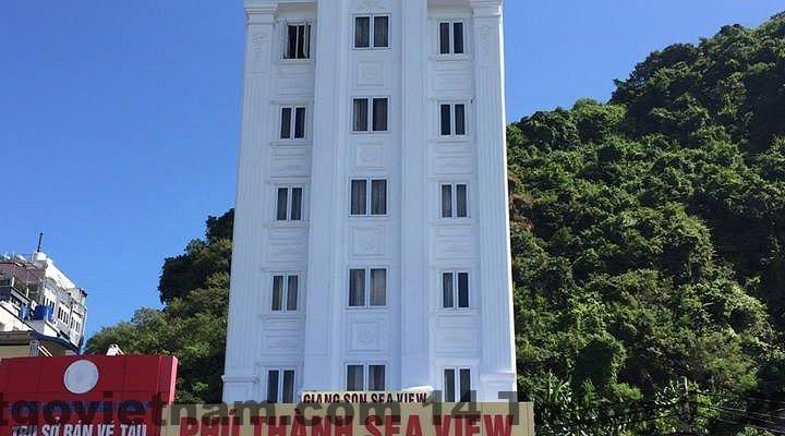 Khách sạn Phú Thành Cát Bà Review 2026: Giá rẻ, vị trí ổn nhưng có nên ở? 2 Mặt tiền Khách sạn Phú Thành Cát Bà – phong cách nhà nghỉ truyền thống, nằm trên trục đường chính thị trấn