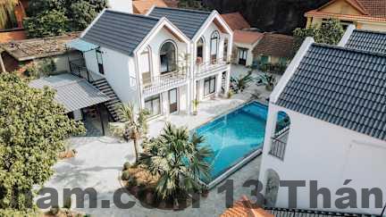 Nhân viên tại khách sạn có thái độ phục vụ nhiệt tình và thân thiện.