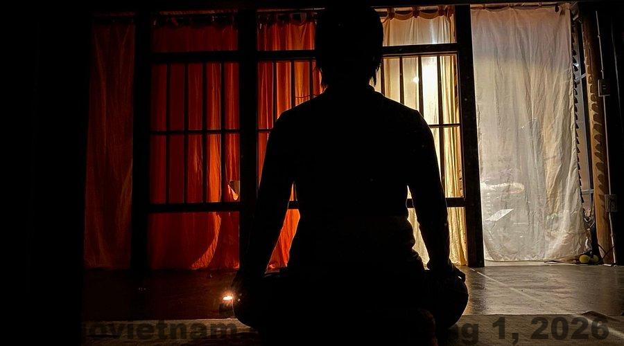 Phòng nghỉ tại La Vie Est Belle thiết kế tối giản, nhiều ánh sáng tự nhiên, không đặt nặng tiện nghi hiện đại