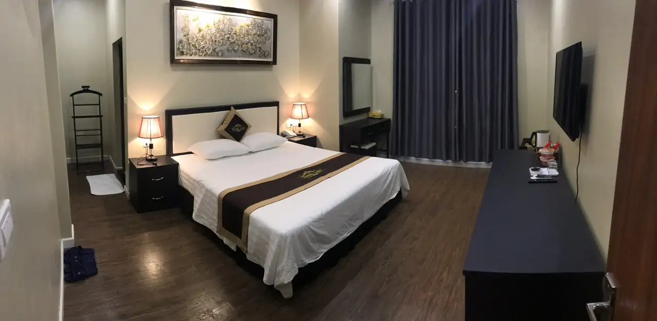 Quầy lễ tân LUXTEL Hotel gọn gàng và thân thiện