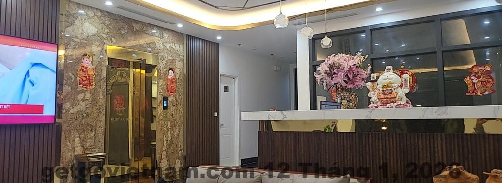 Không gian phòng Khách Sạn Hồng Ngọc với ánh sáng tự nhiên