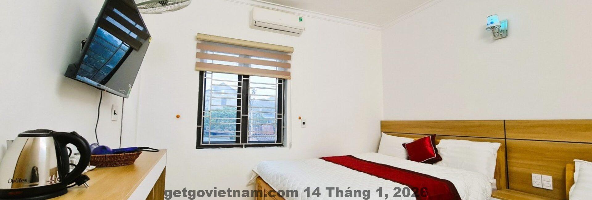 Toàn cảnh Night Market Heart Hotel MC nhìn từ bên ngoài, nằm ngay trung tâm chợ đêm Mộc Châu