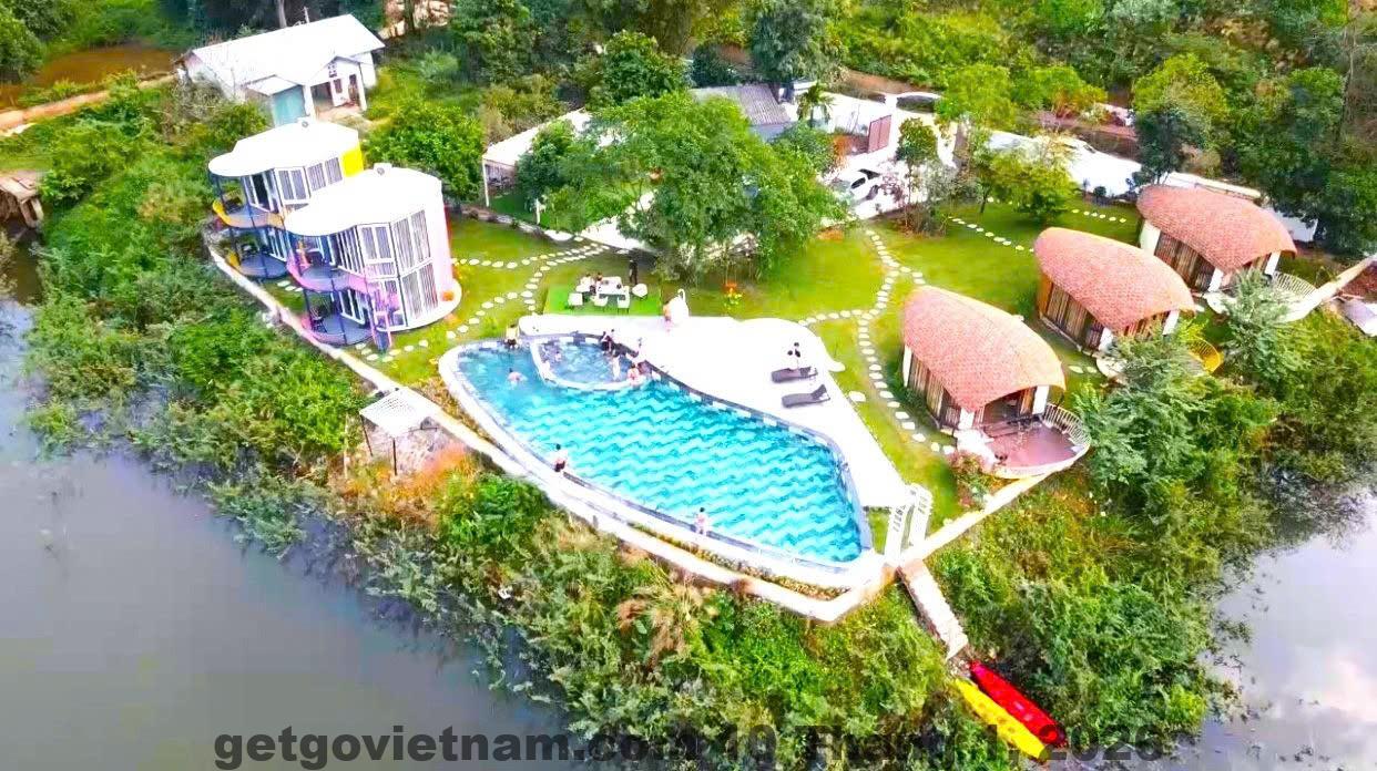 Nhà Ven Hồ Đồng Đò Sóc Sơn review 2026: Có đáng đi trốn Hà Nội? 5 Khuôn viên sân vườn Nhà Ven Hồ Đồng Đò với không gian sinh hoạt chung ngoài trời