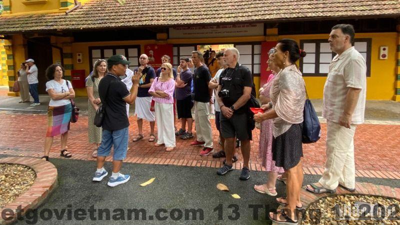 Bữa sáng tại khách sạn Sông Quê được phục vụ trong không gian ấm cúng