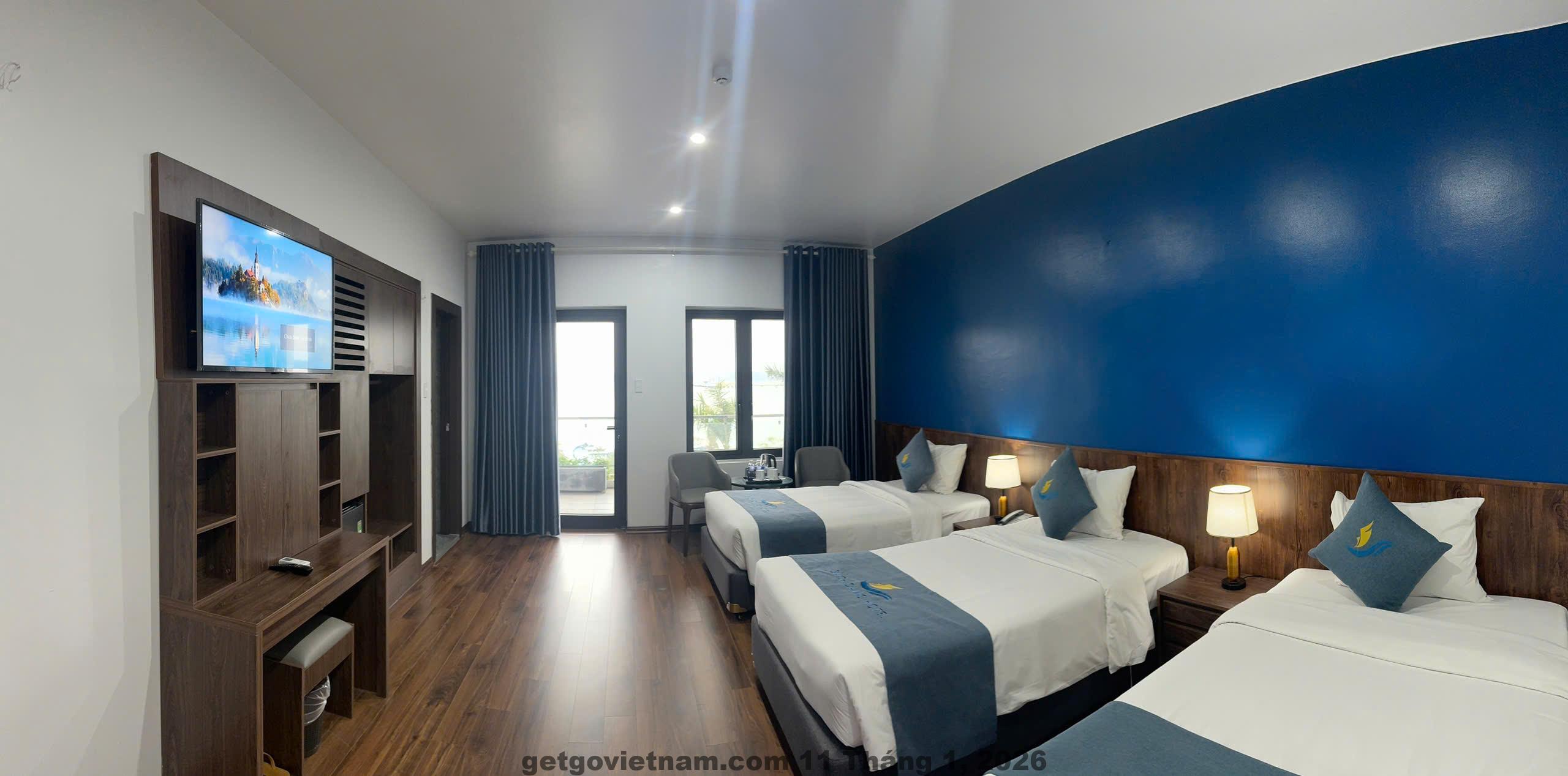 Phòng nghỉ tiêu chuẩn tại khách sạn Bạch Đằng Hạ Long với nội thất gỗ