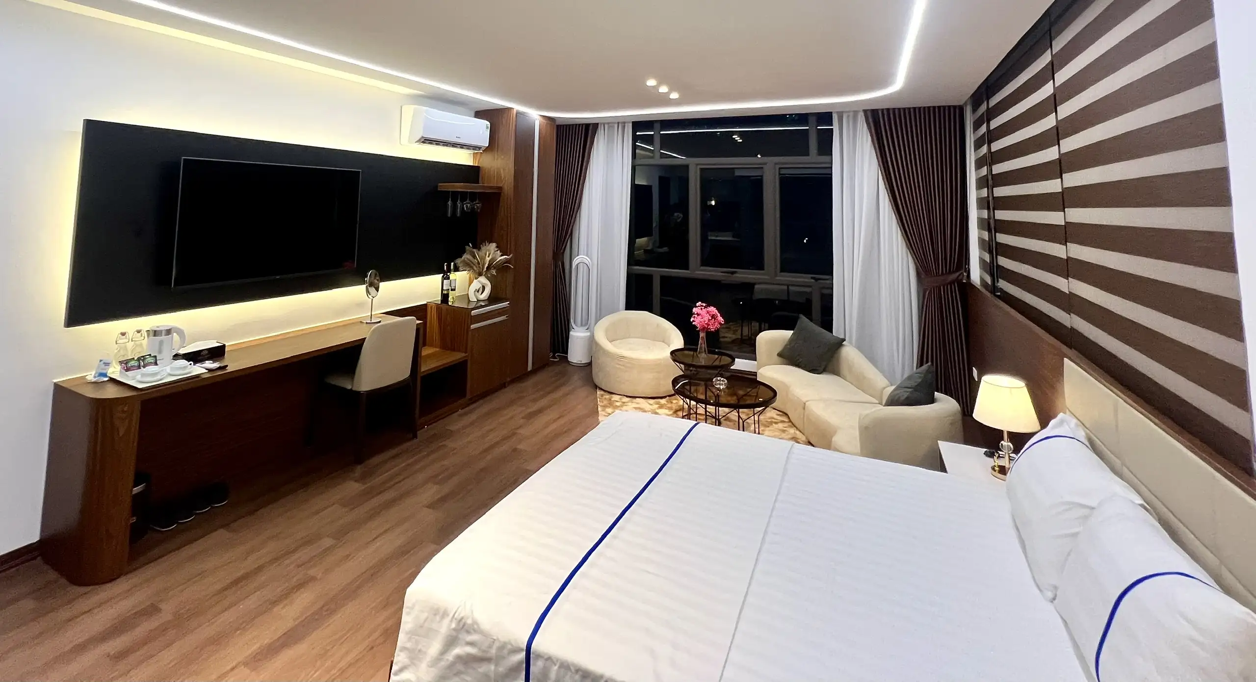 Bồn tắm spa tại LUXTEL Hotel Cs2 phục vụ nhu cầu thư giãn cơ bản