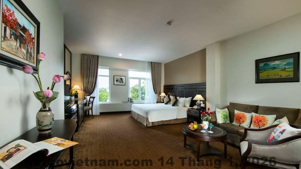 Phòng Deluxe khách sạn Zéphyr Hà Nội với nội thất gỗ cổ điển